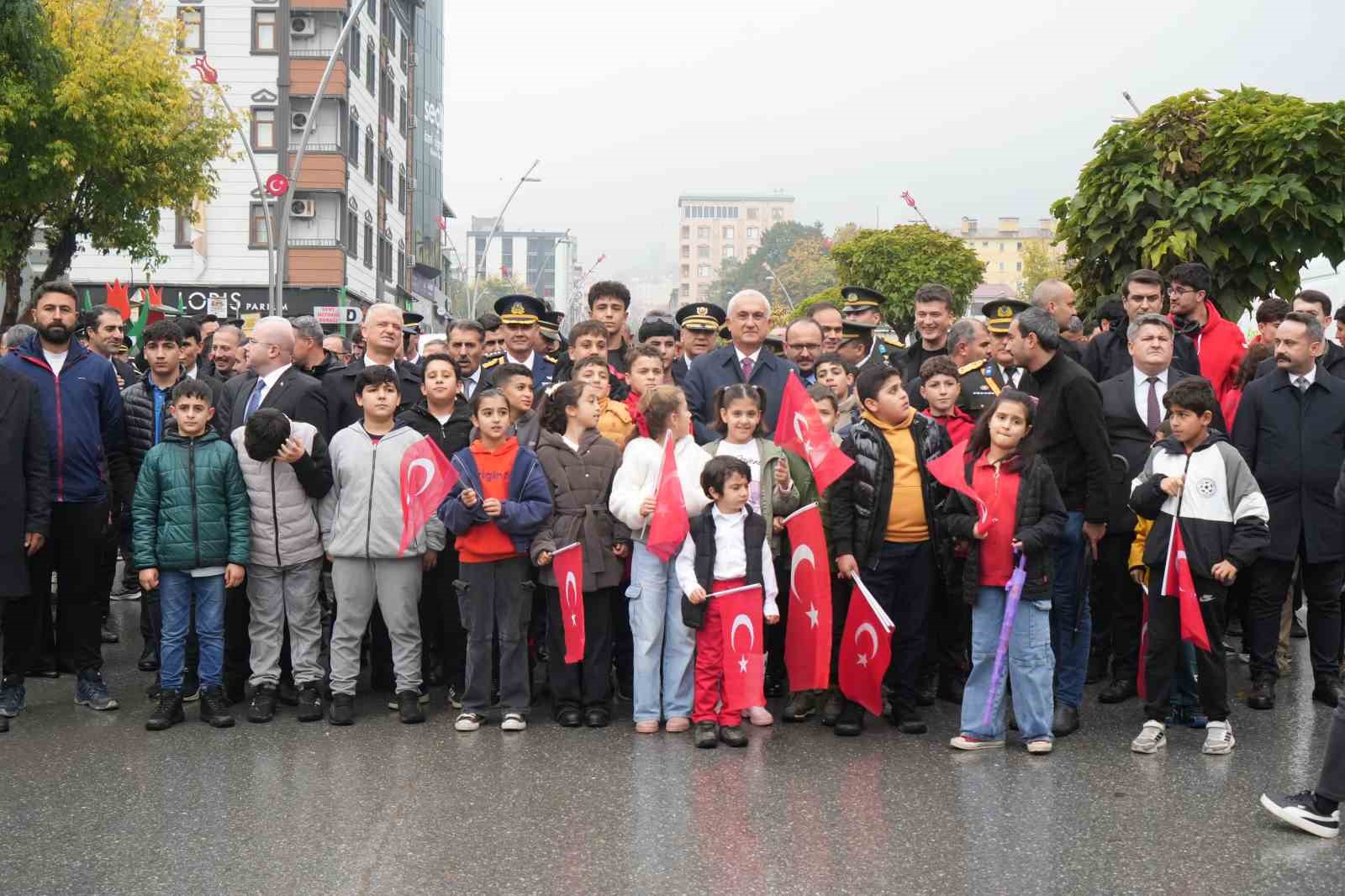Muş’ta Cumhuriyet Bayramı coşkusu çelenk töreni ve yürüyüşle başladı