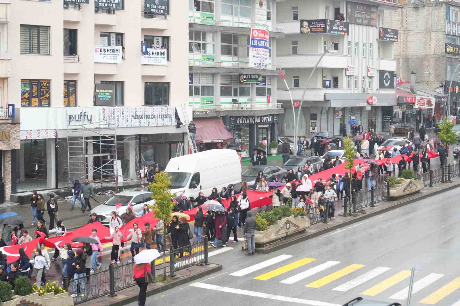 Muş’ta Cumhuriyet Bayramı coşkusu çelenk töreni ve yürüyüşle başladı