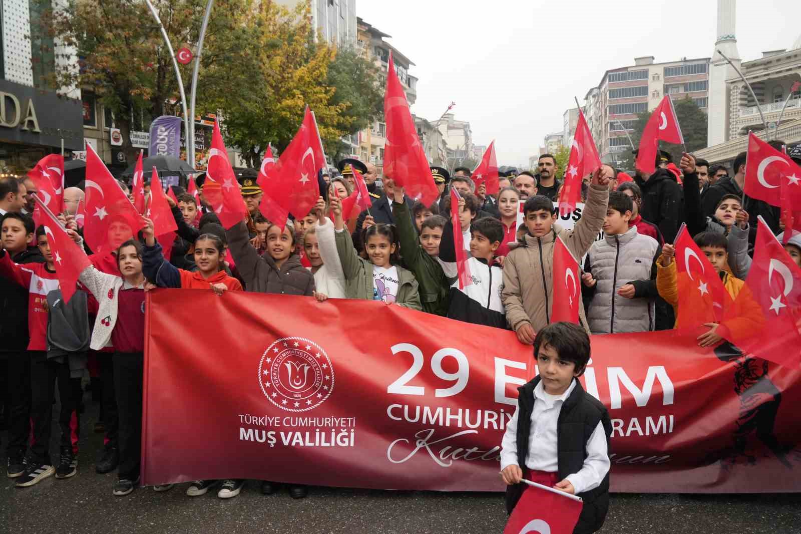 Muş’ta Cumhuriyet Bayramı coşkusu çelenk töreni ve yürüyüşle başladı