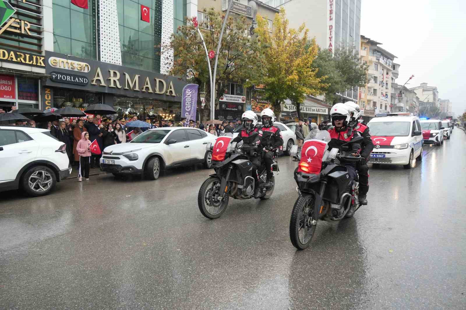 Muş’ta Cumhuriyet Bayramı coşkusu çelenk töreni ve yürüyüşle başladı