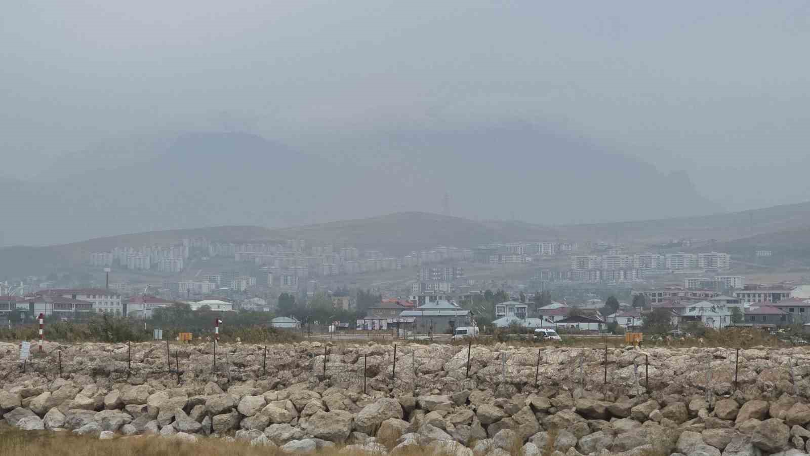 Van’da yağmurla birlikte sis etkili oldu