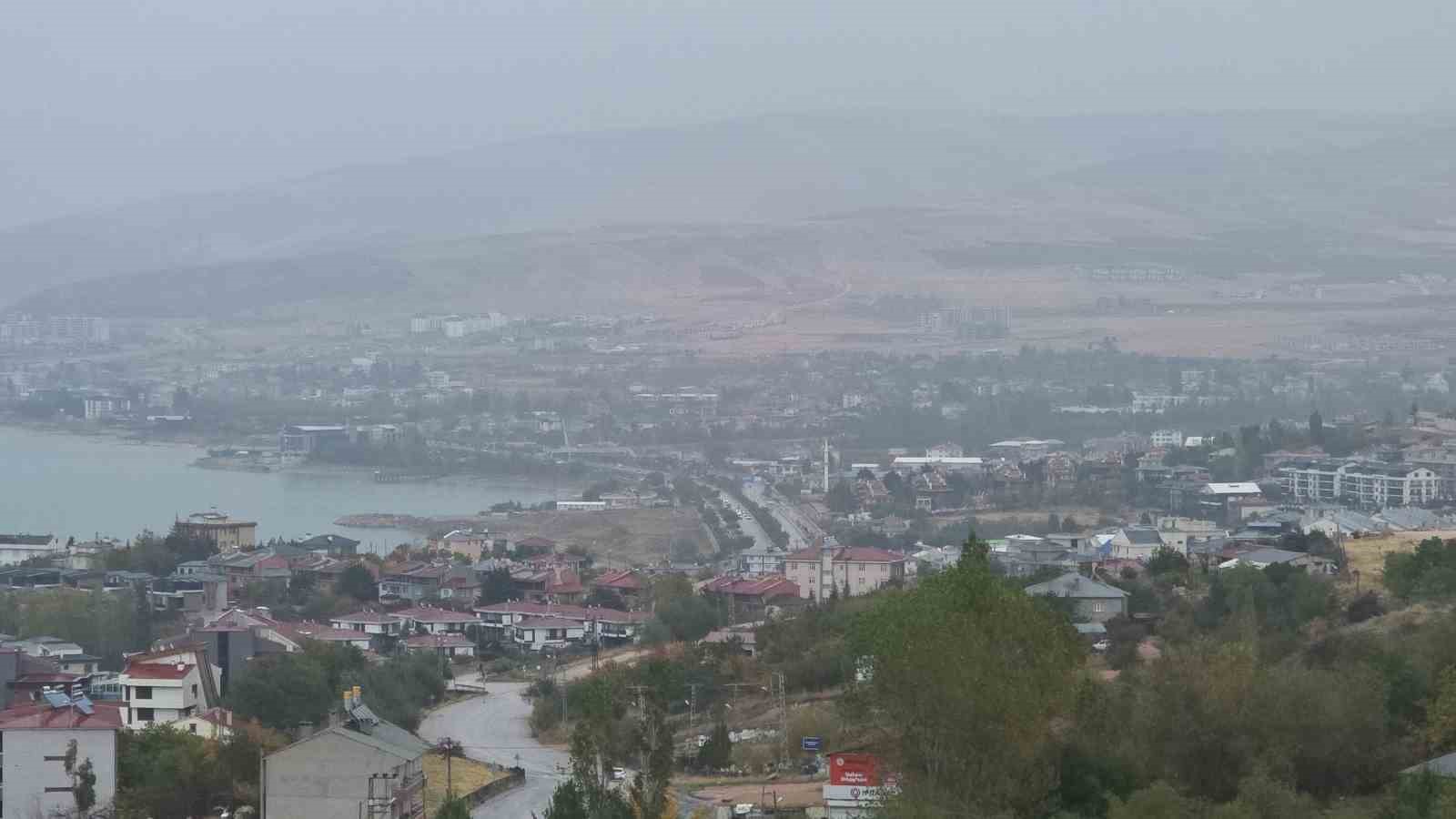 Van’da yağmurla birlikte sis etkili oldu
