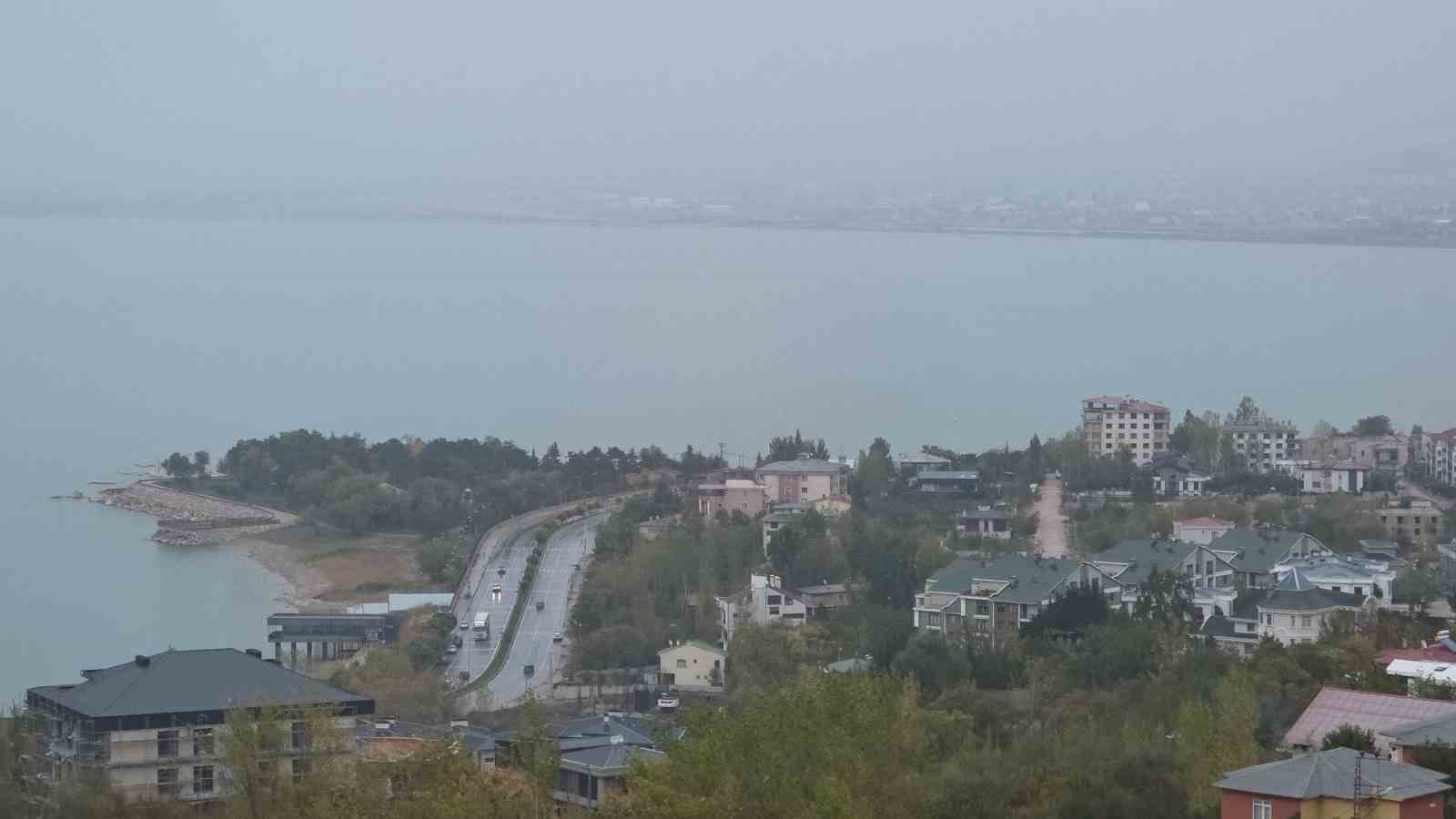 Van’da yağmurla birlikte sis etkili oldu