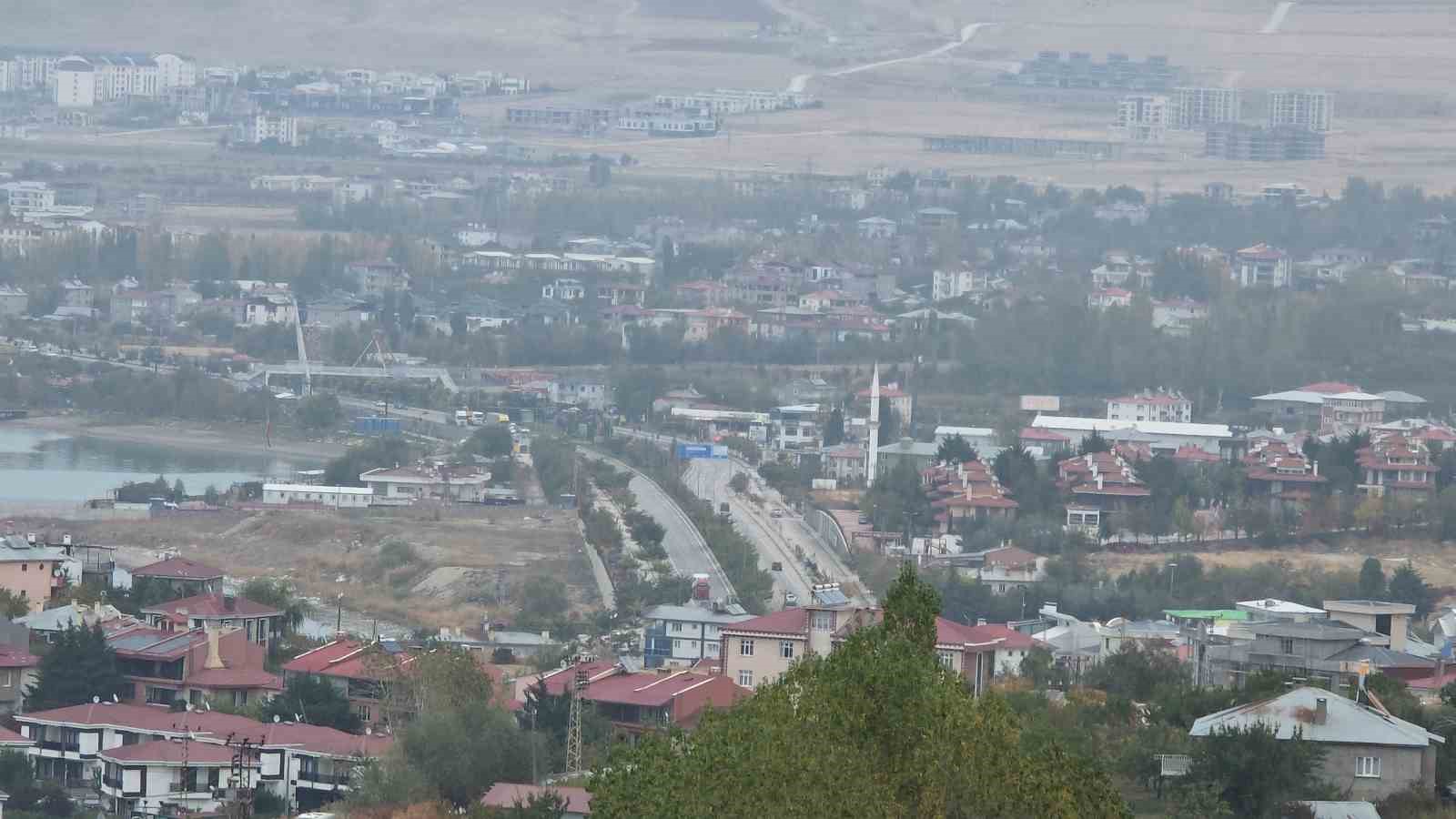 Van’da yağmurla birlikte sis etkili oldu