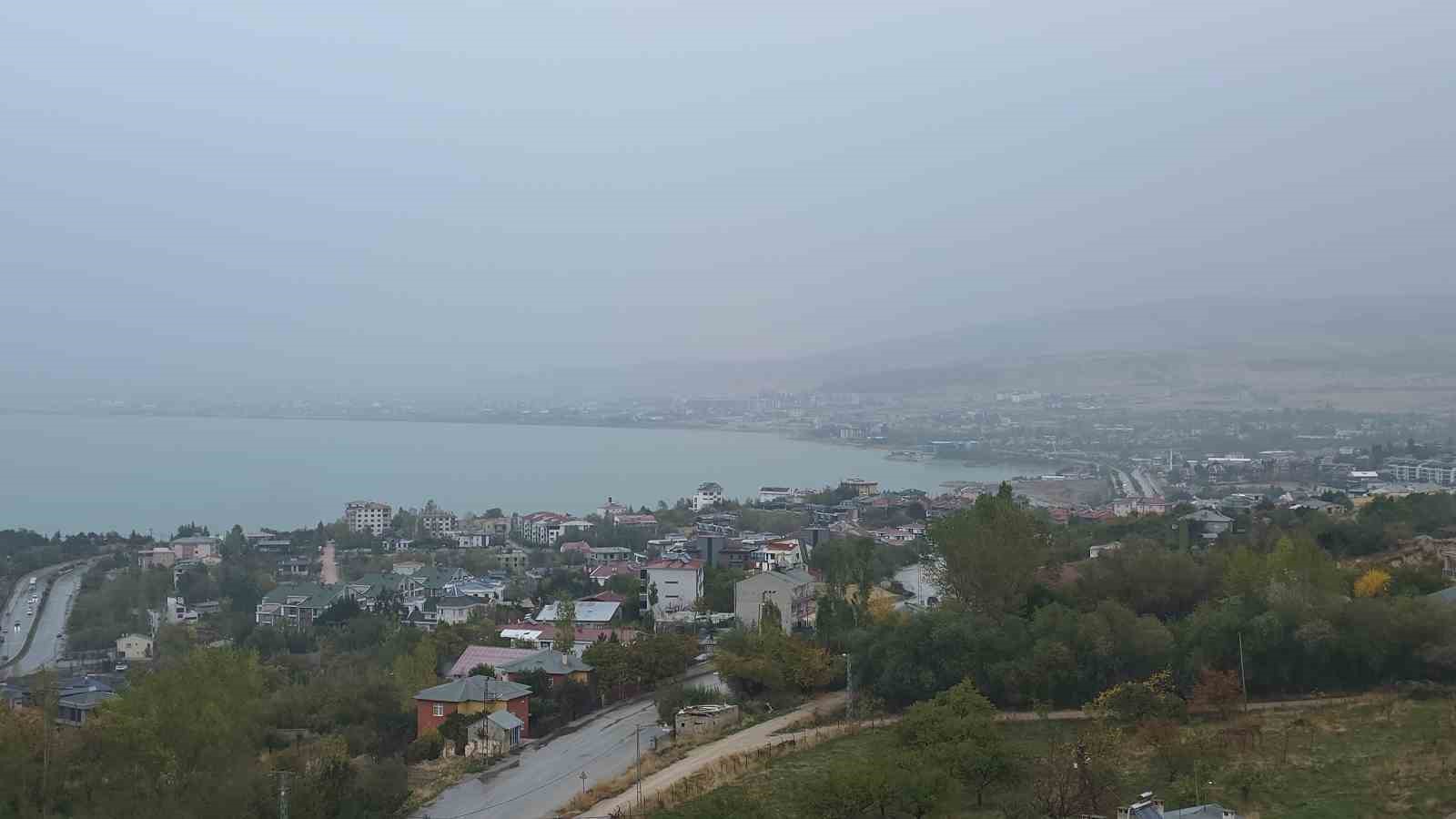Van’da yağmurla birlikte sis etkili oldu