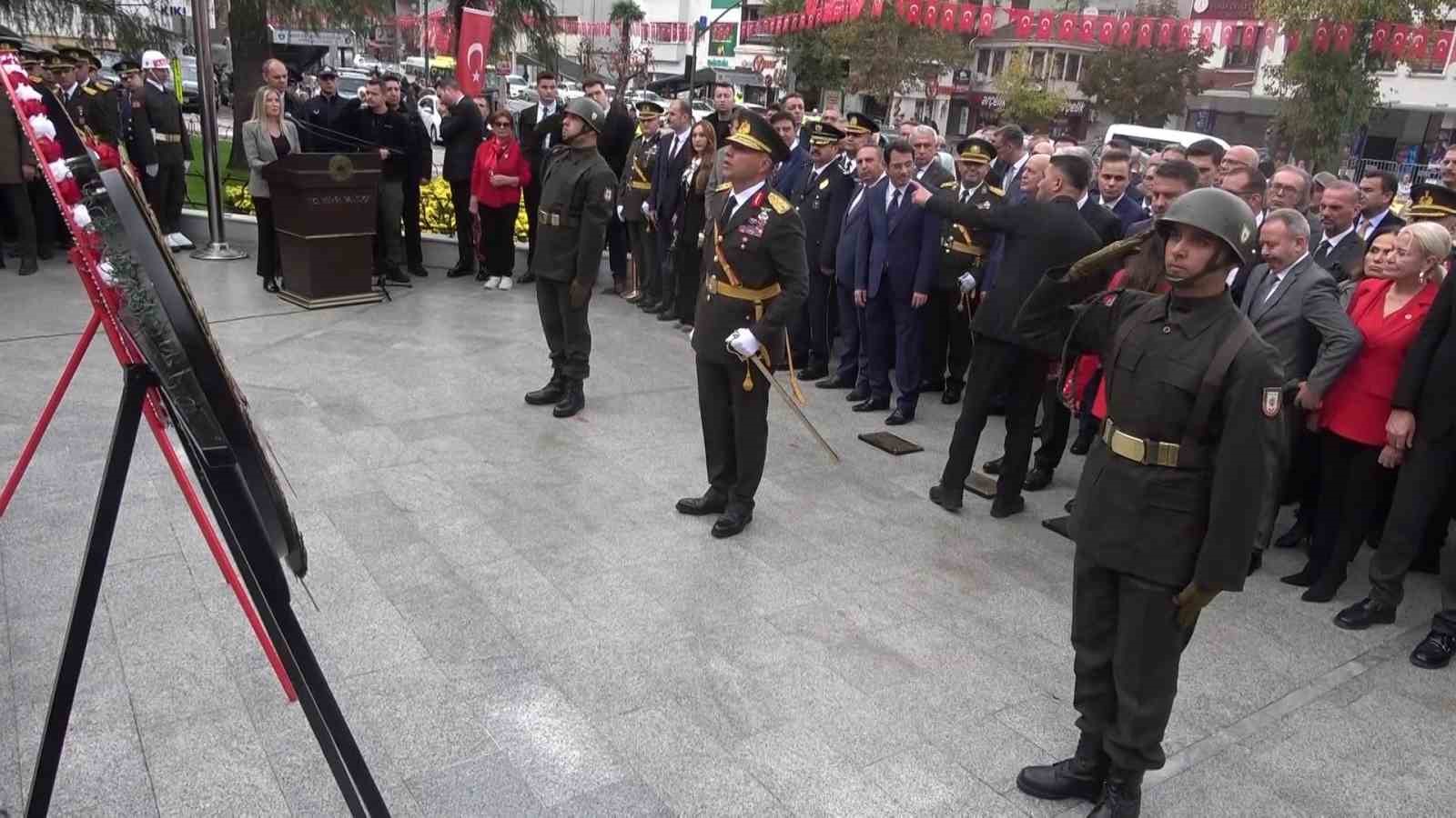 Cumhuriyetin 103. yılında Atatürk Anıtı’na çelenkler sunuldu