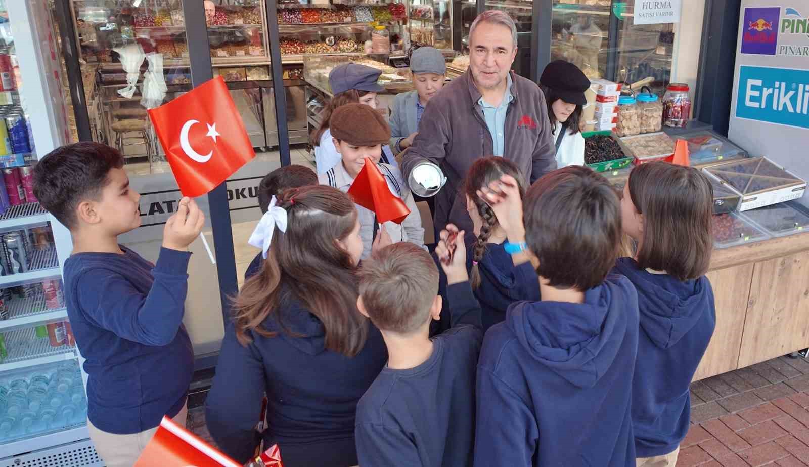 Miniklerin Cumhuriyet coşkusu sokaklara taştı