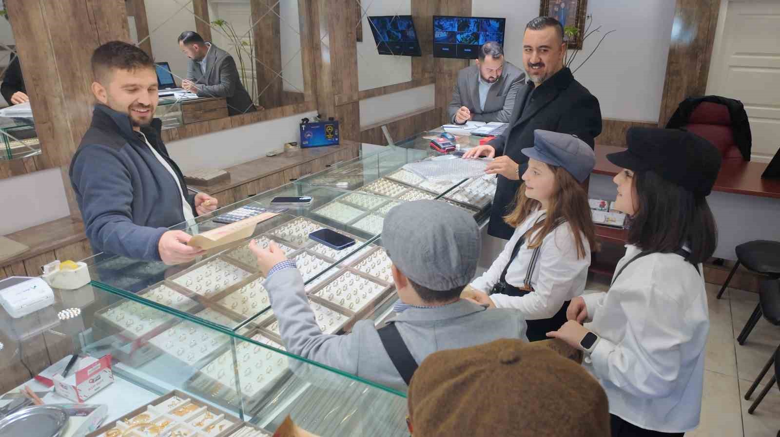 Miniklerin Cumhuriyet coşkusu sokaklara taştı