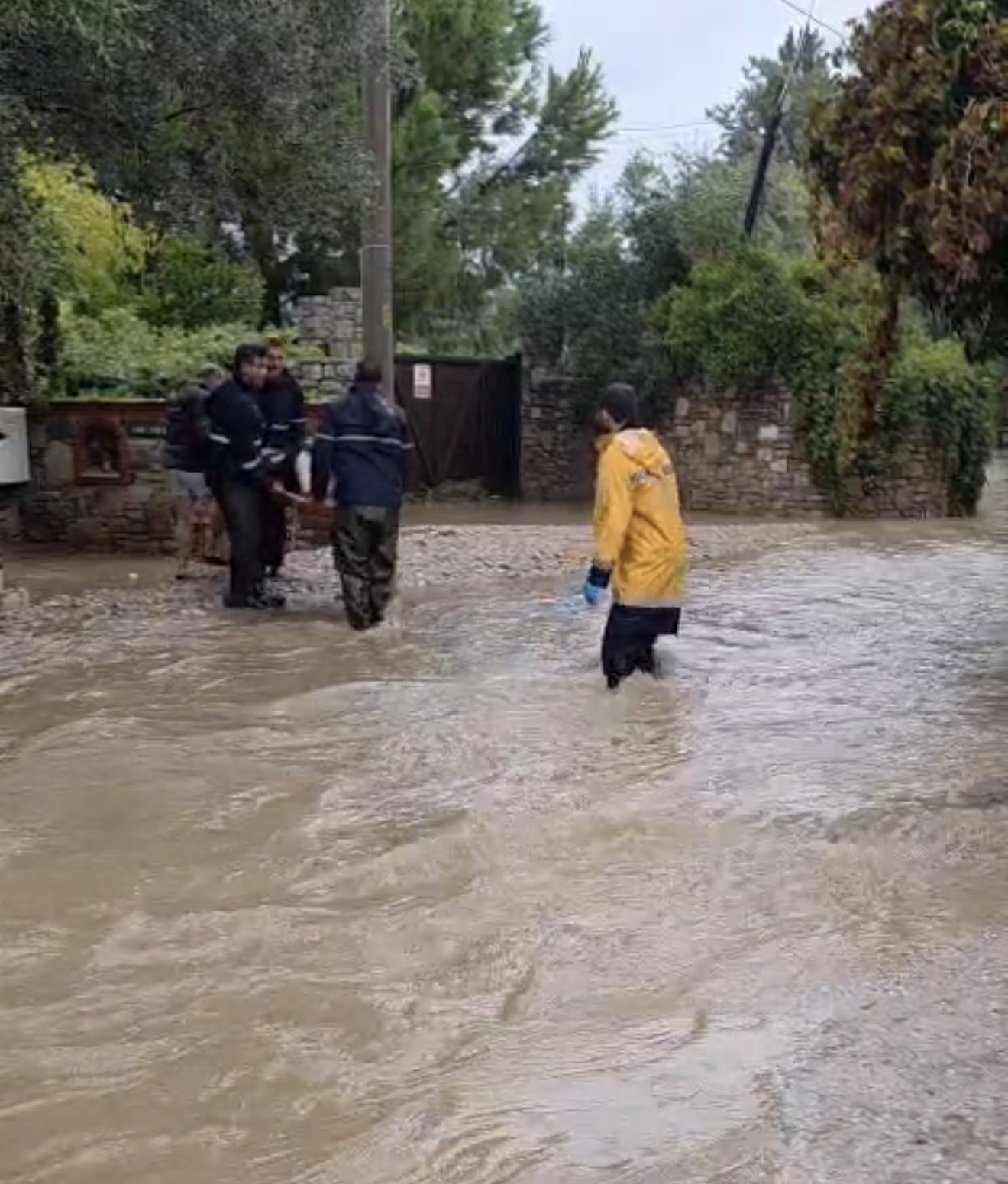Bodrum sele teslim oldu, hamile kadın kurtarıldı