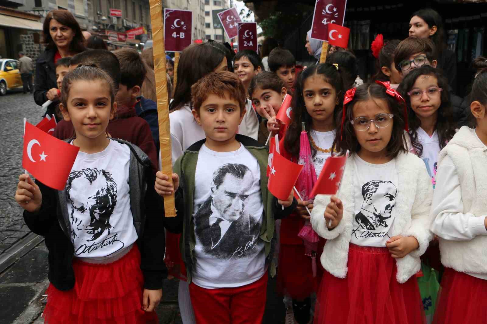 Cumhuriyet coşkusu Diyarbakır’ın tarihi surlarında yankılandı