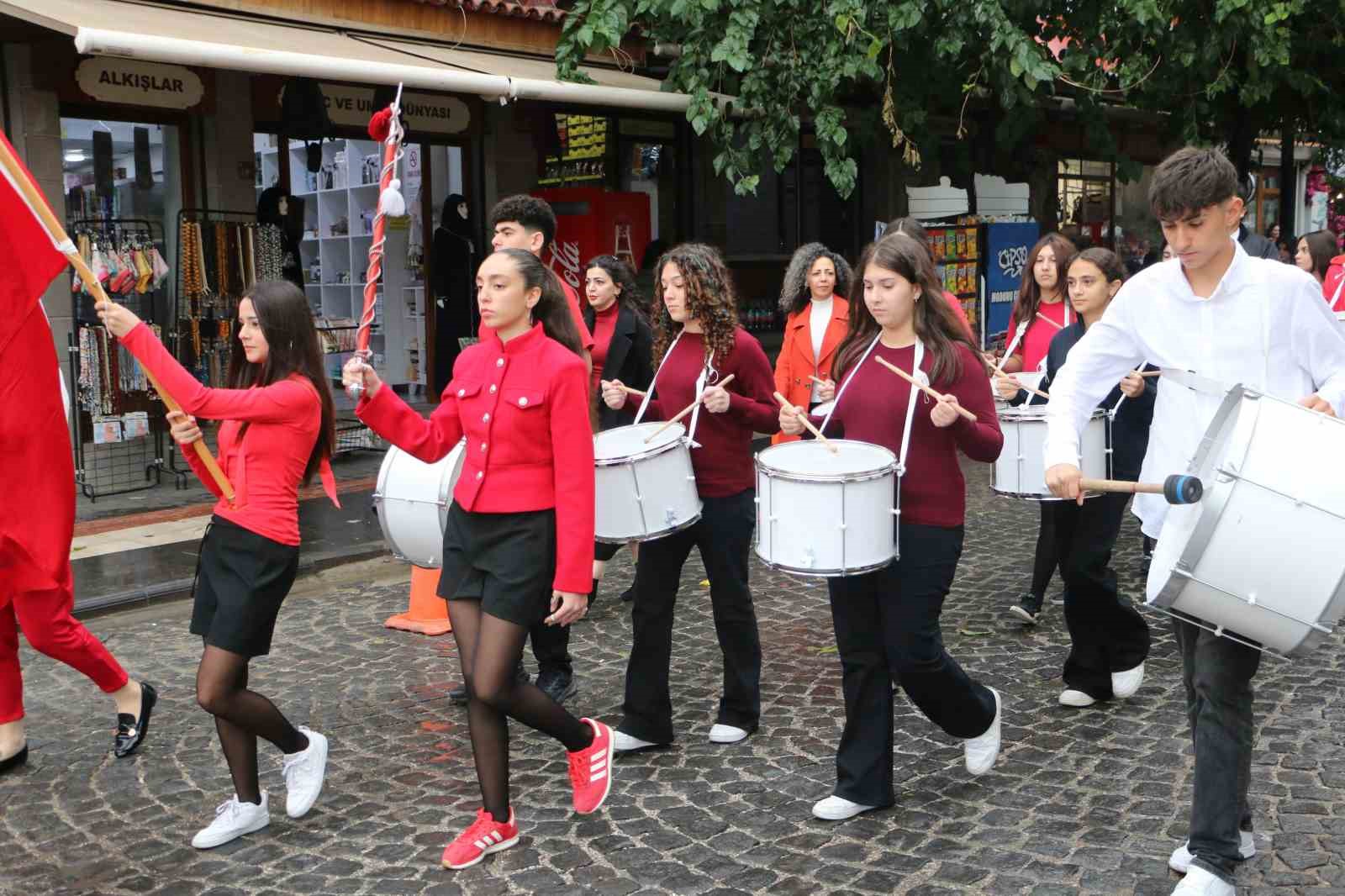 Cumhuriyet coşkusu Diyarbakır’ın tarihi surlarında yankılandı
