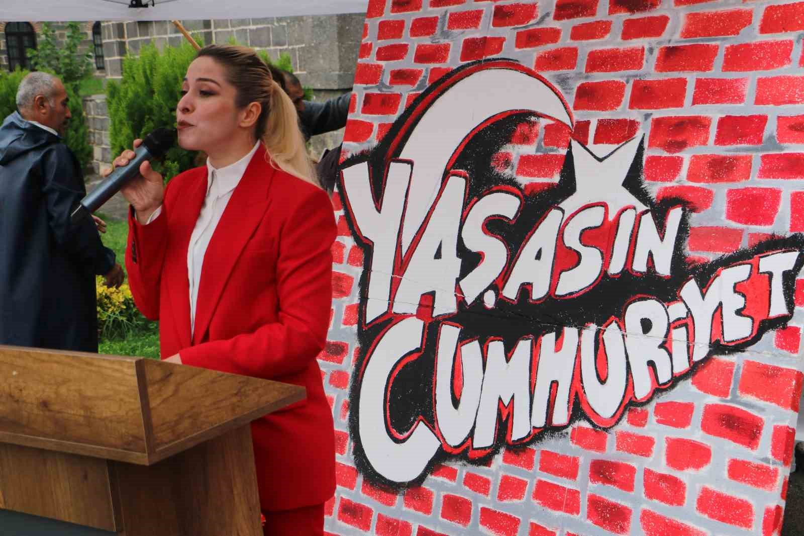 Cumhuriyet coşkusu Diyarbakır’ın tarihi surlarında yankılandı