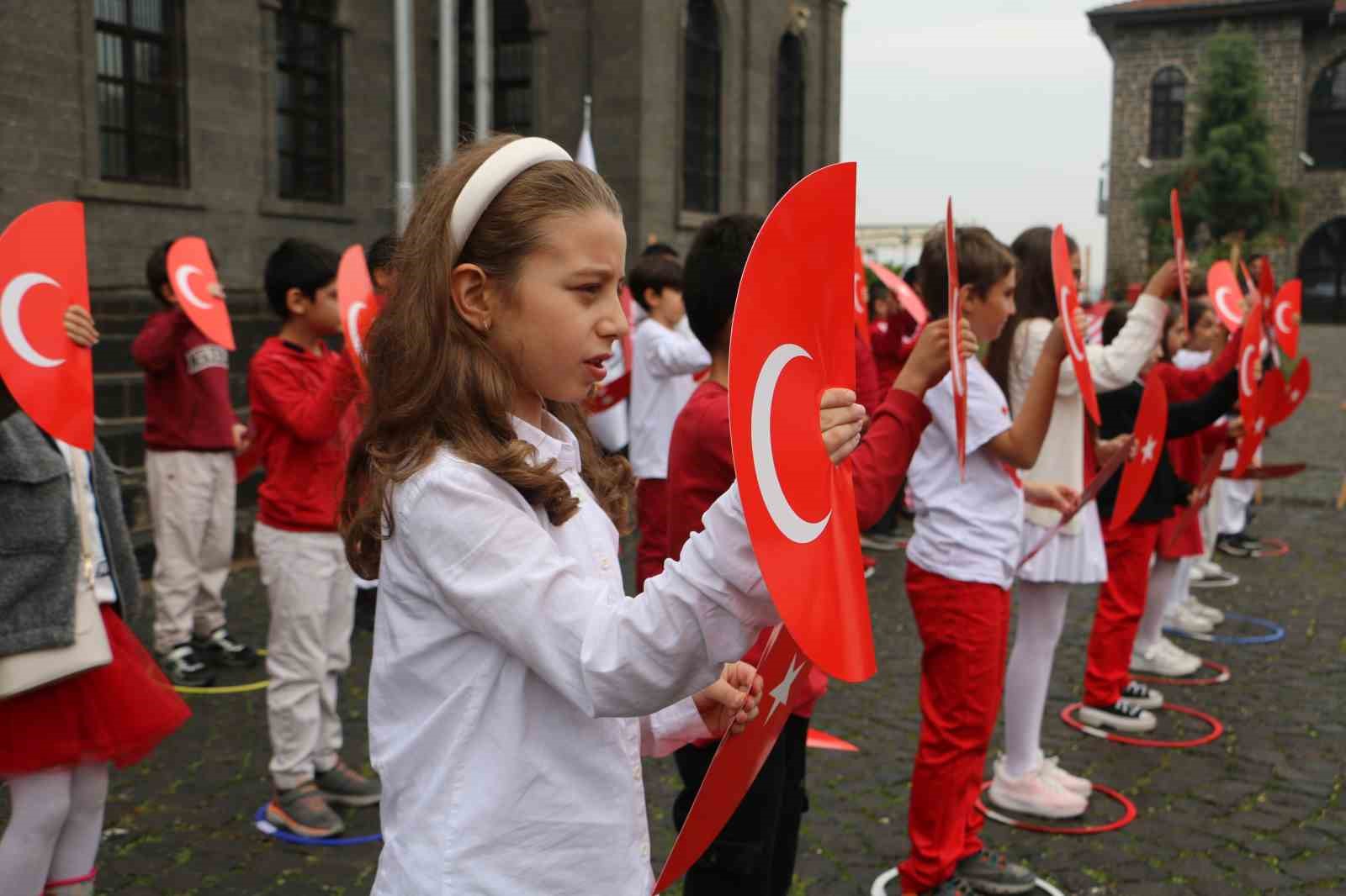 Cumhuriyet coşkusu Diyarbakır’ın tarihi surlarında yankılandı