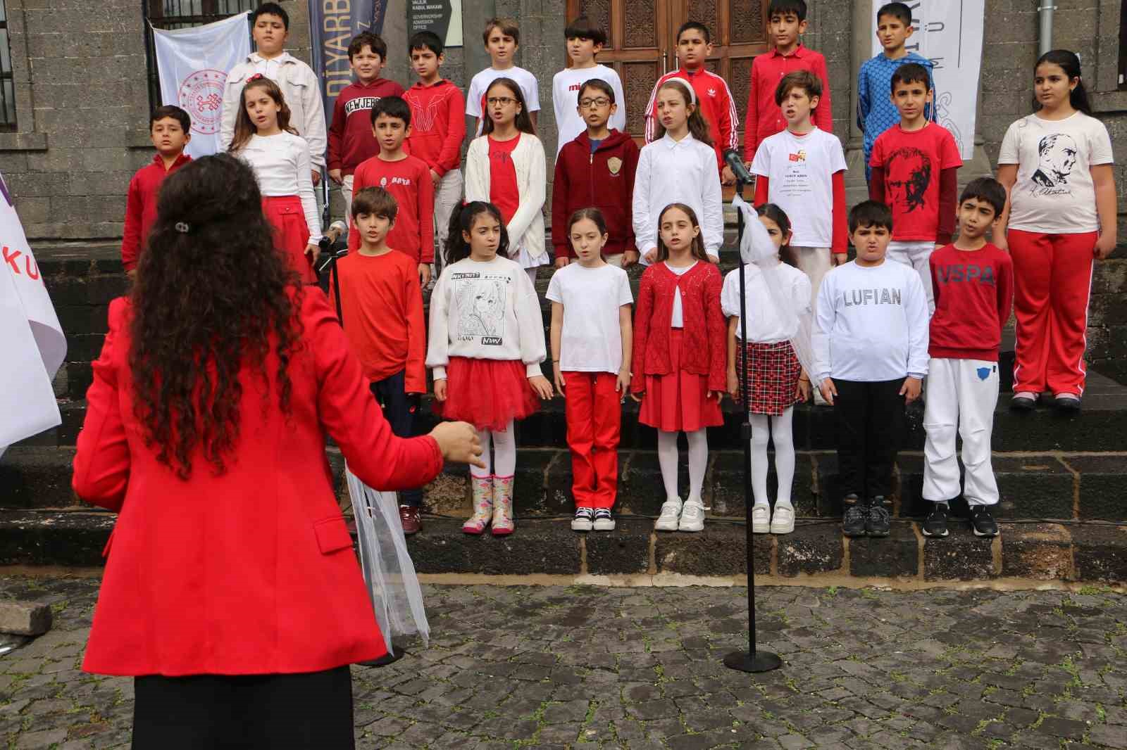 Cumhuriyet coşkusu Diyarbakır’ın tarihi surlarında yankılandı