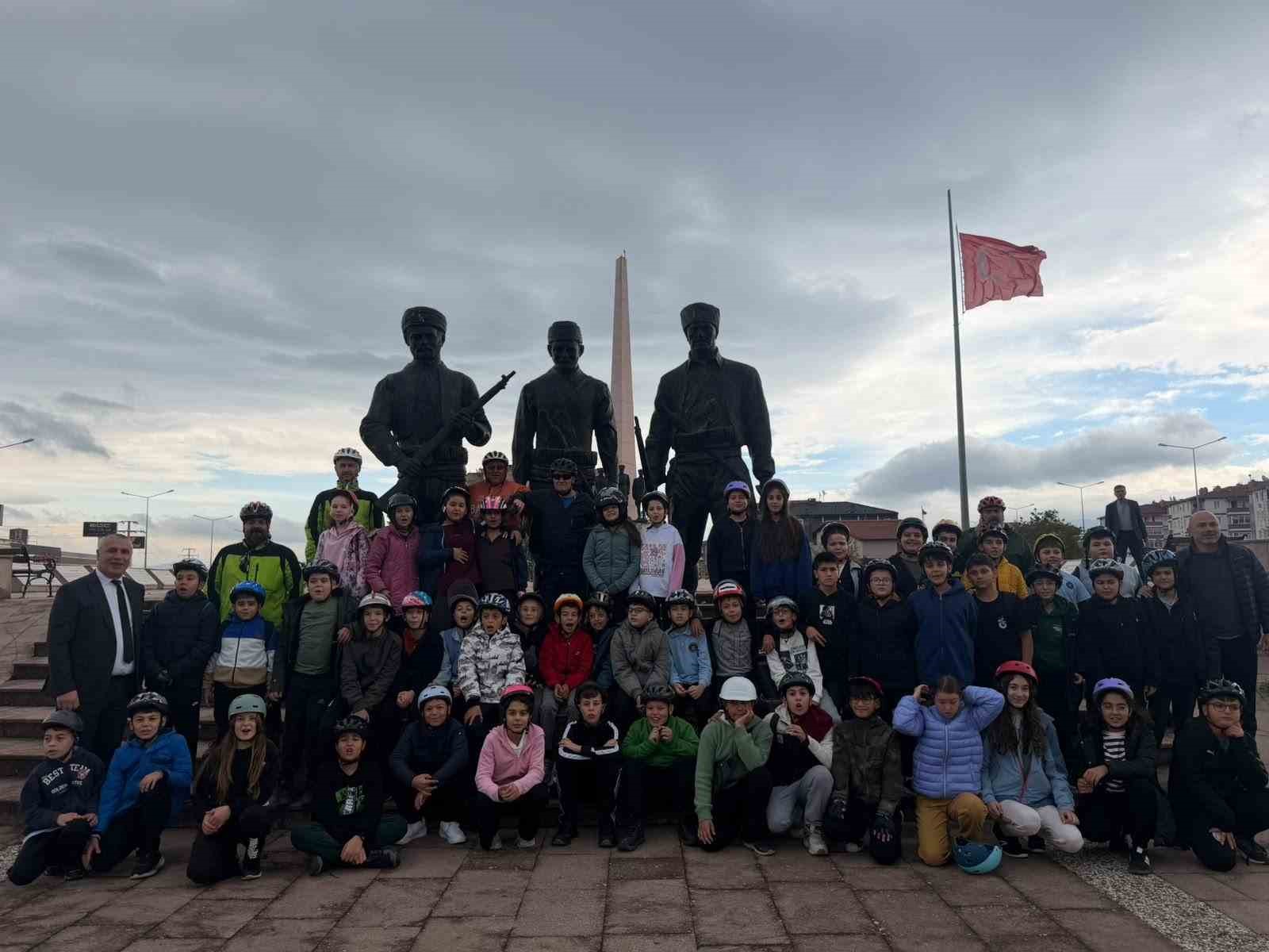 Burhaniye’de Bisiklet Turu’na 49 öğrenci katıldı