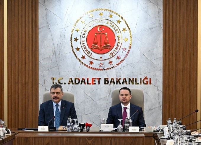 Bakan Gürlek, Bakan Çiftçi ile bir araya geldi