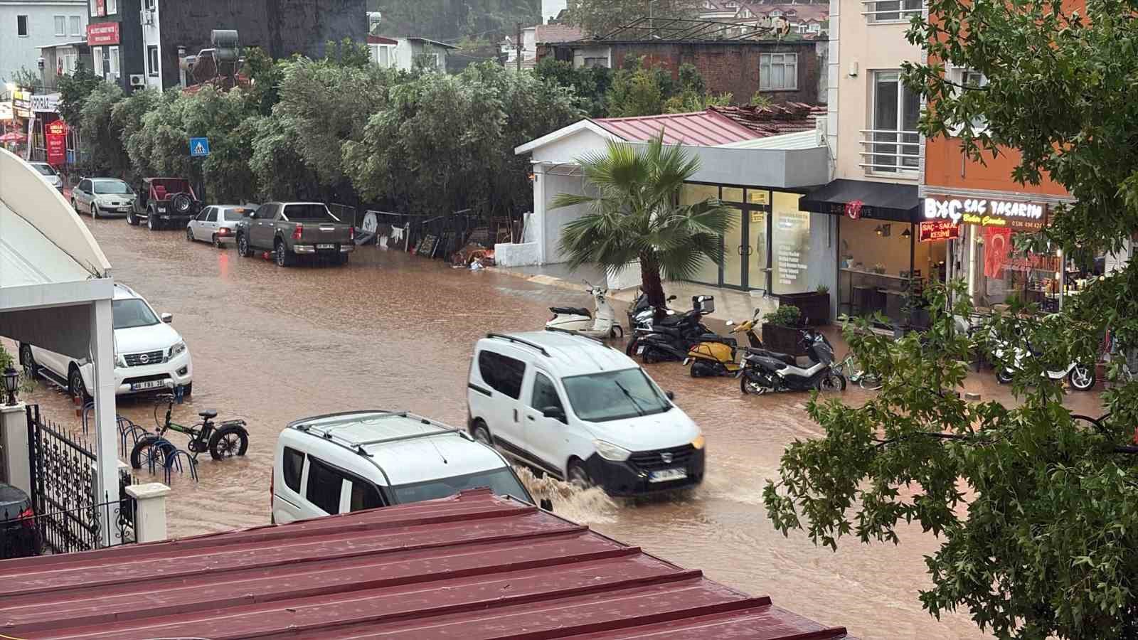 Fethiye’de sağanak etkili oldu, yollar sular altında kaldı
