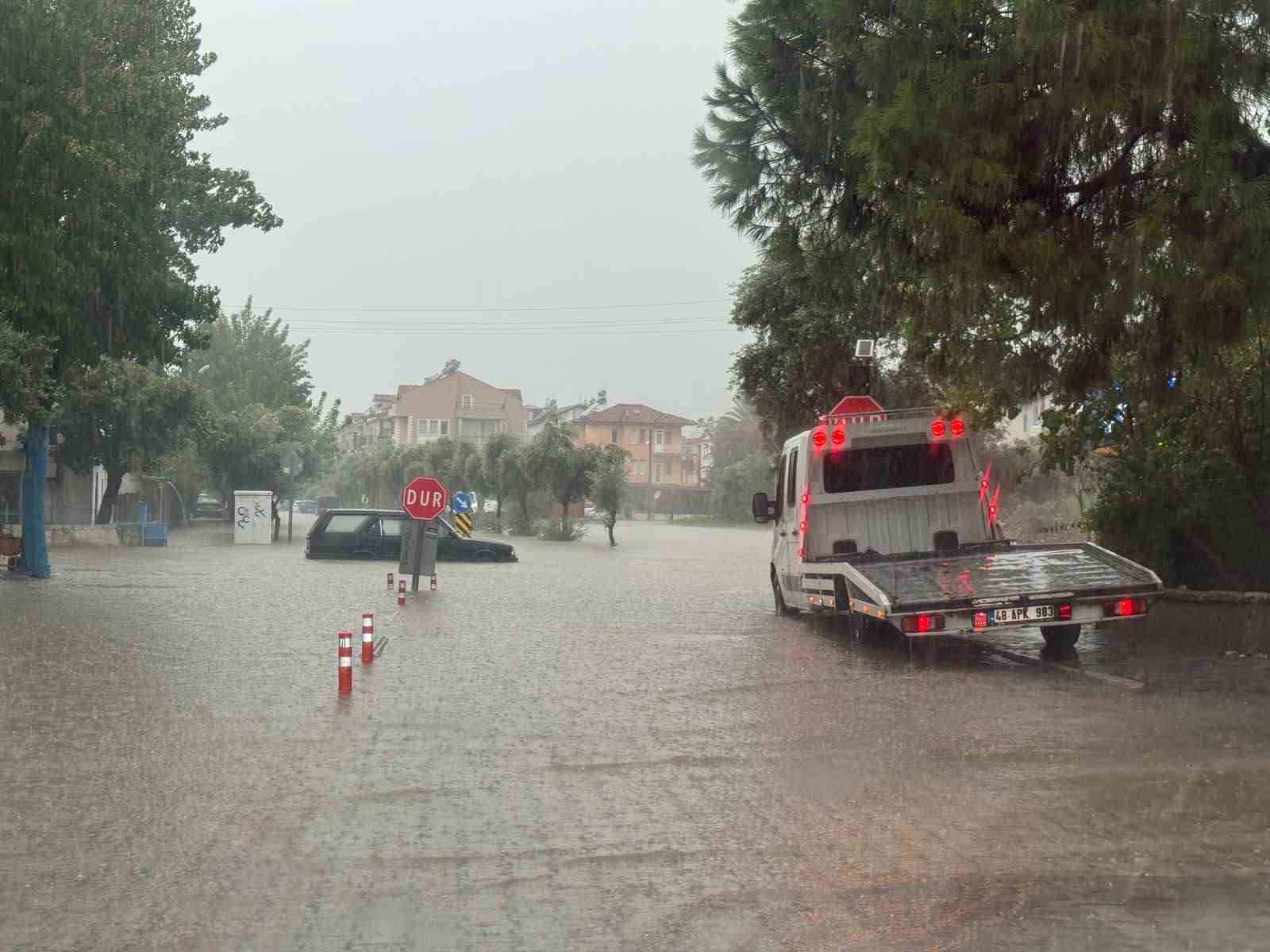 Fethiye’de sağanak etkili oldu, yollar sular altında kaldı