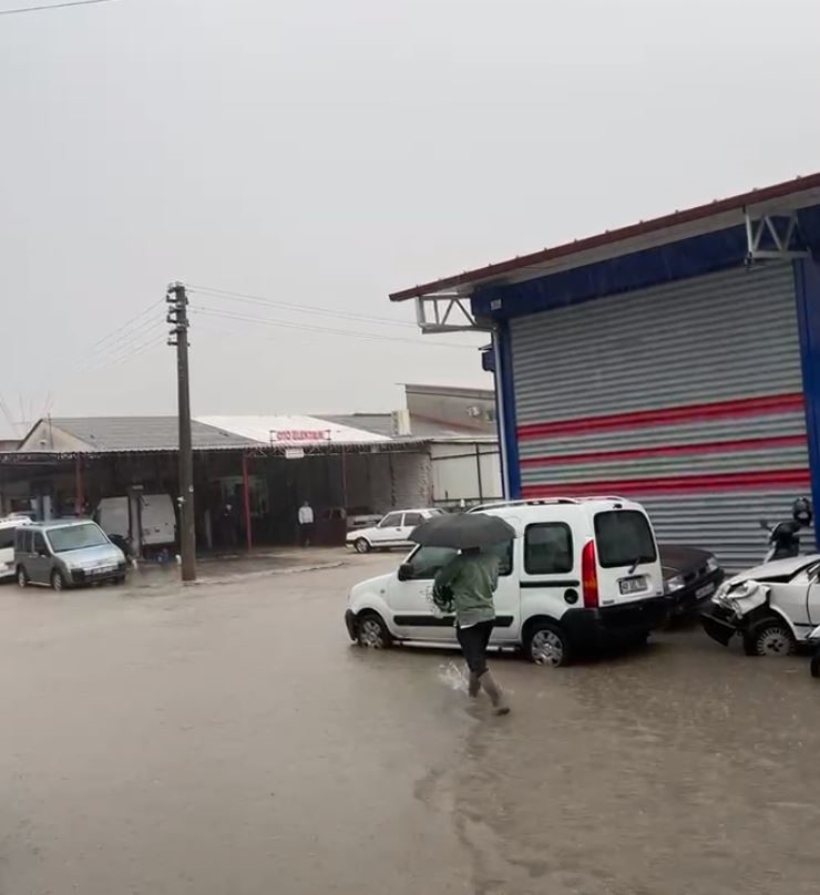 Fethiye’de sağanak etkili oldu, yollar sular altında kaldı