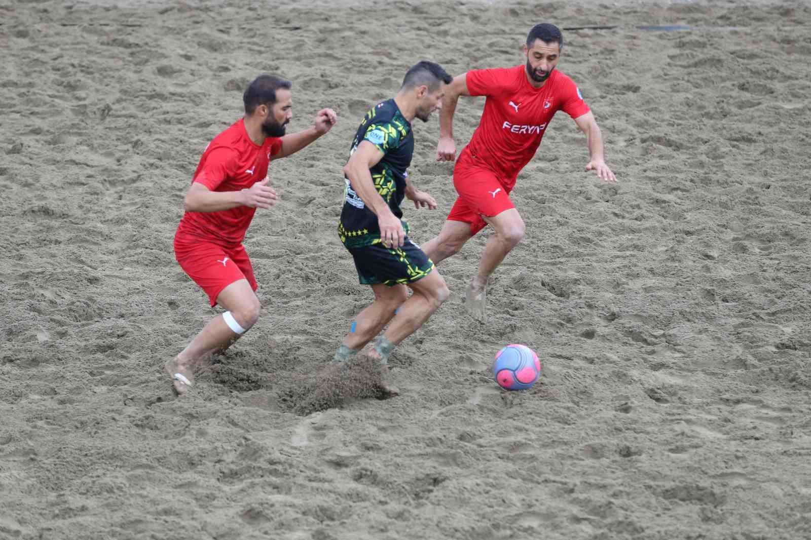 Alanya’nın plaj futbolu devleri son 16’da
