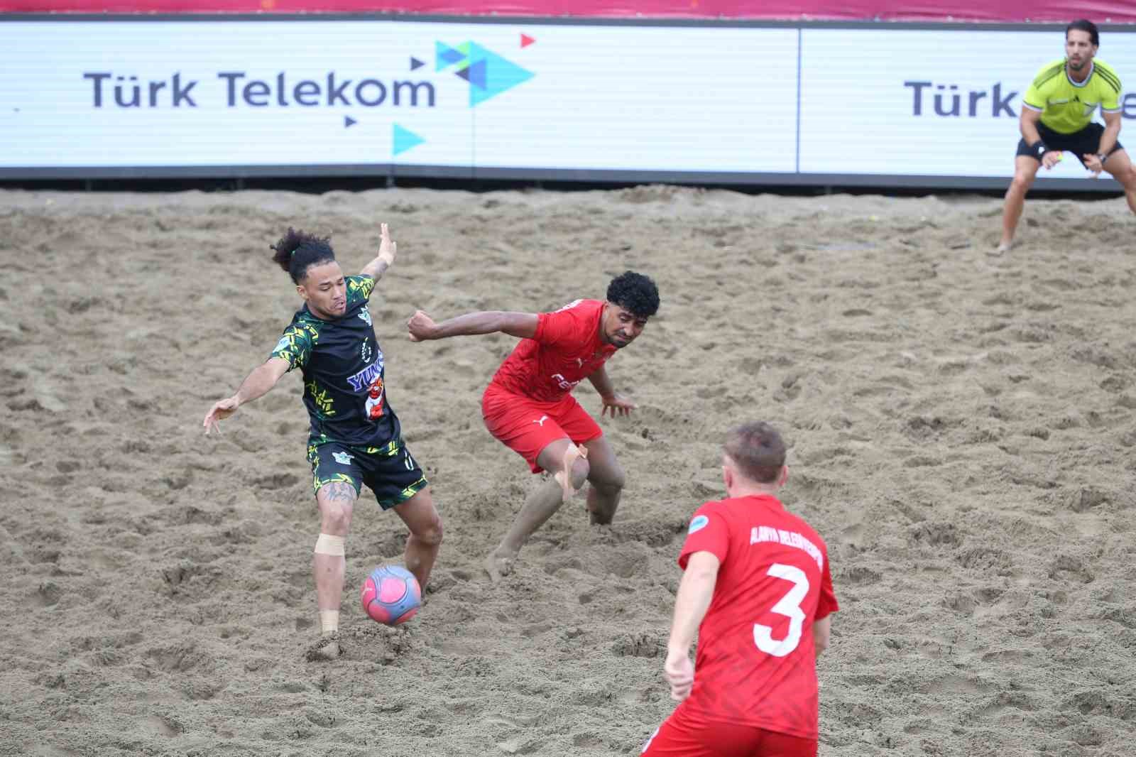 Alanya’nın plaj futbolu devleri son 16’da