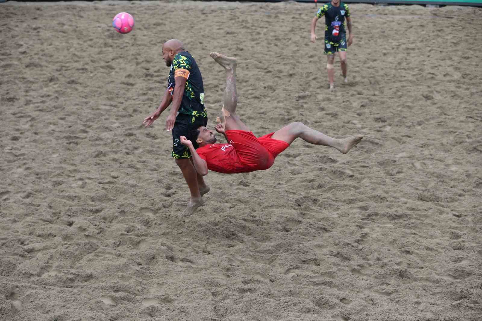 Alanya’nın plaj futbolu devleri son 16’da