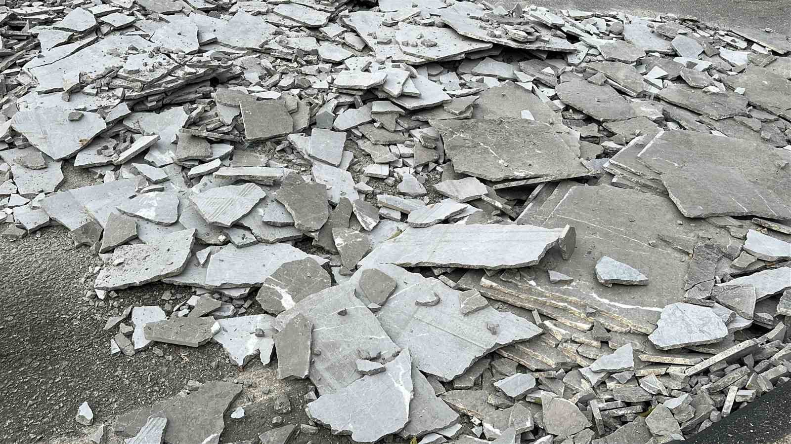 Karayoluna mermer parçalarını düşüren tır sürücüsüne para cezası