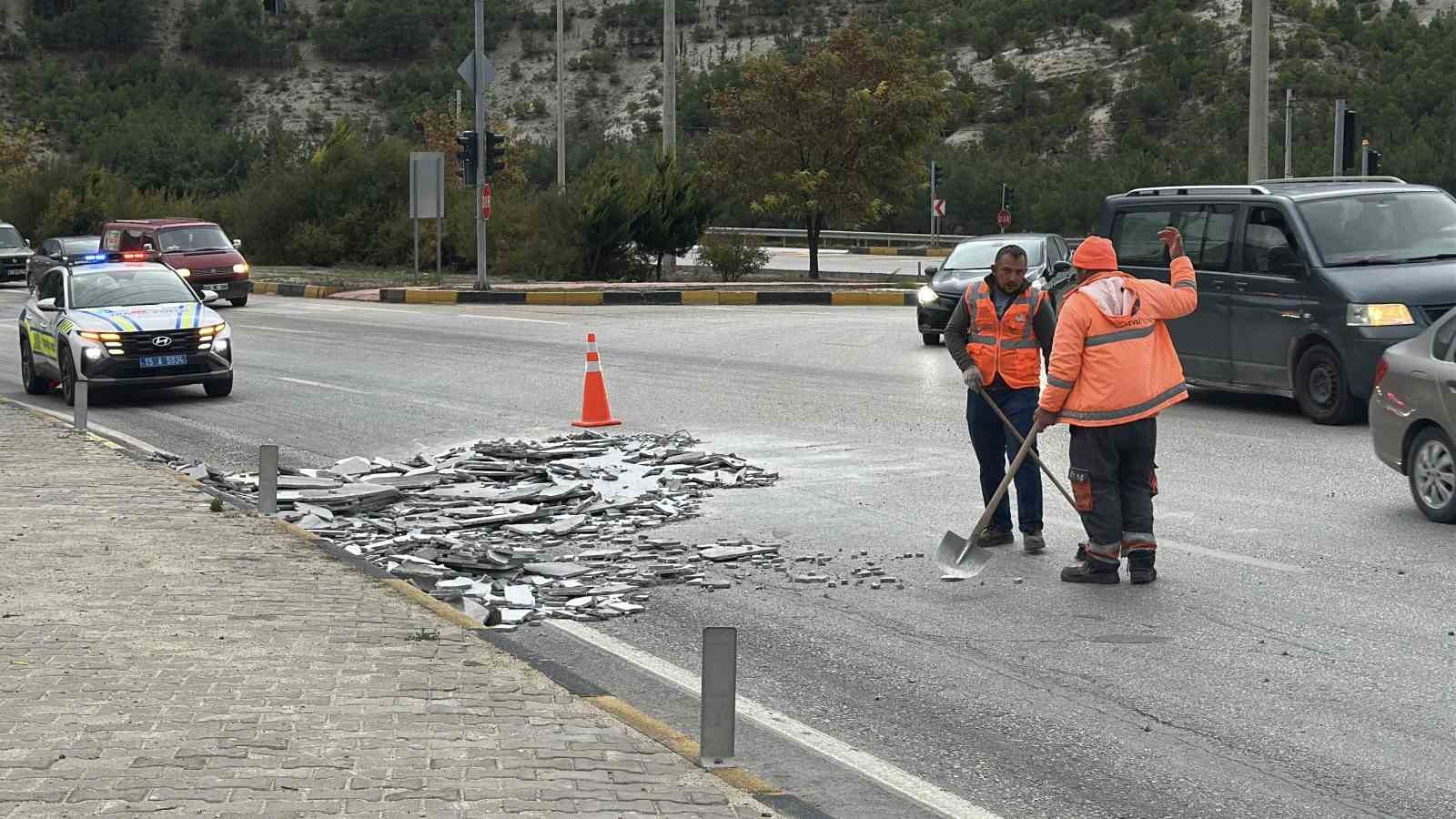Karayoluna mermer parçalarını düşüren tır sürücüsüne para cezası