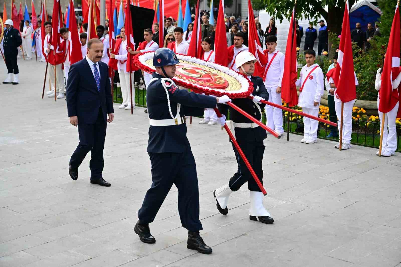Isparta’da 29 Ekim Cumhuriyet Bayramı kutlamaları çelenk töreniyle başladı
