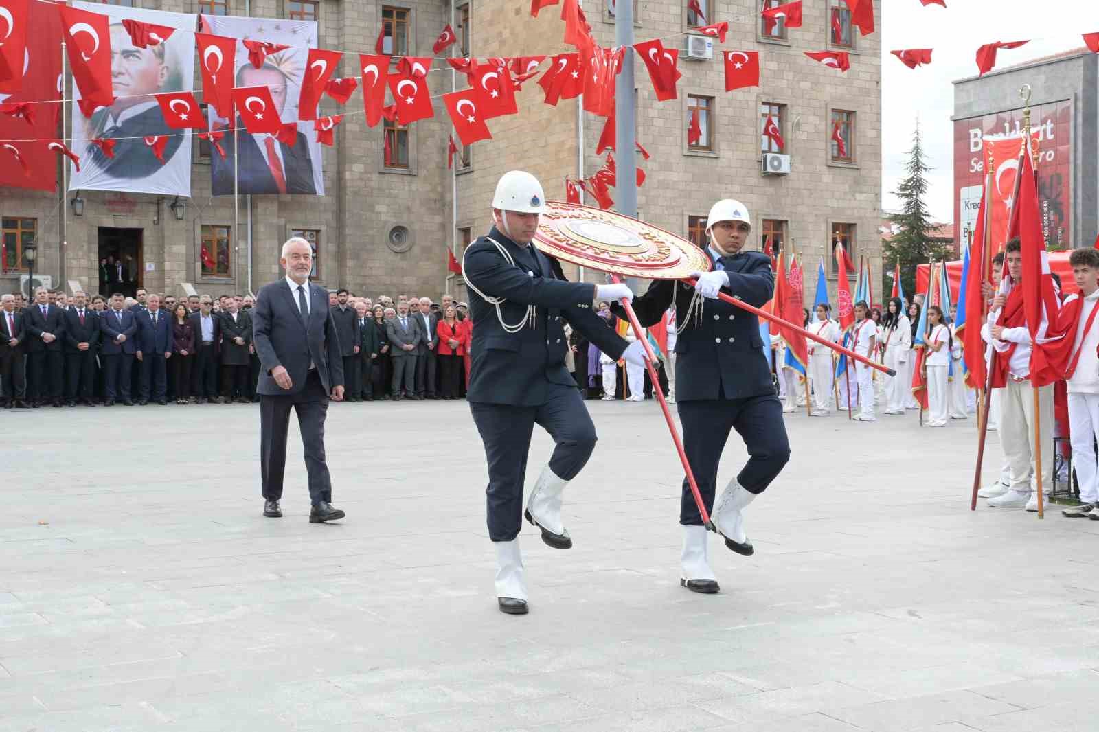 Isparta’da 29 Ekim Cumhuriyet Bayramı kutlamaları çelenk töreniyle başladı