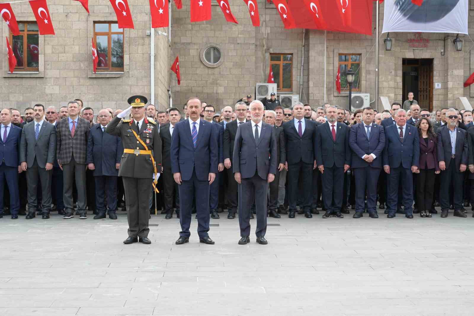 Isparta’da 29 Ekim Cumhuriyet Bayramı kutlamaları çelenk töreniyle başladı