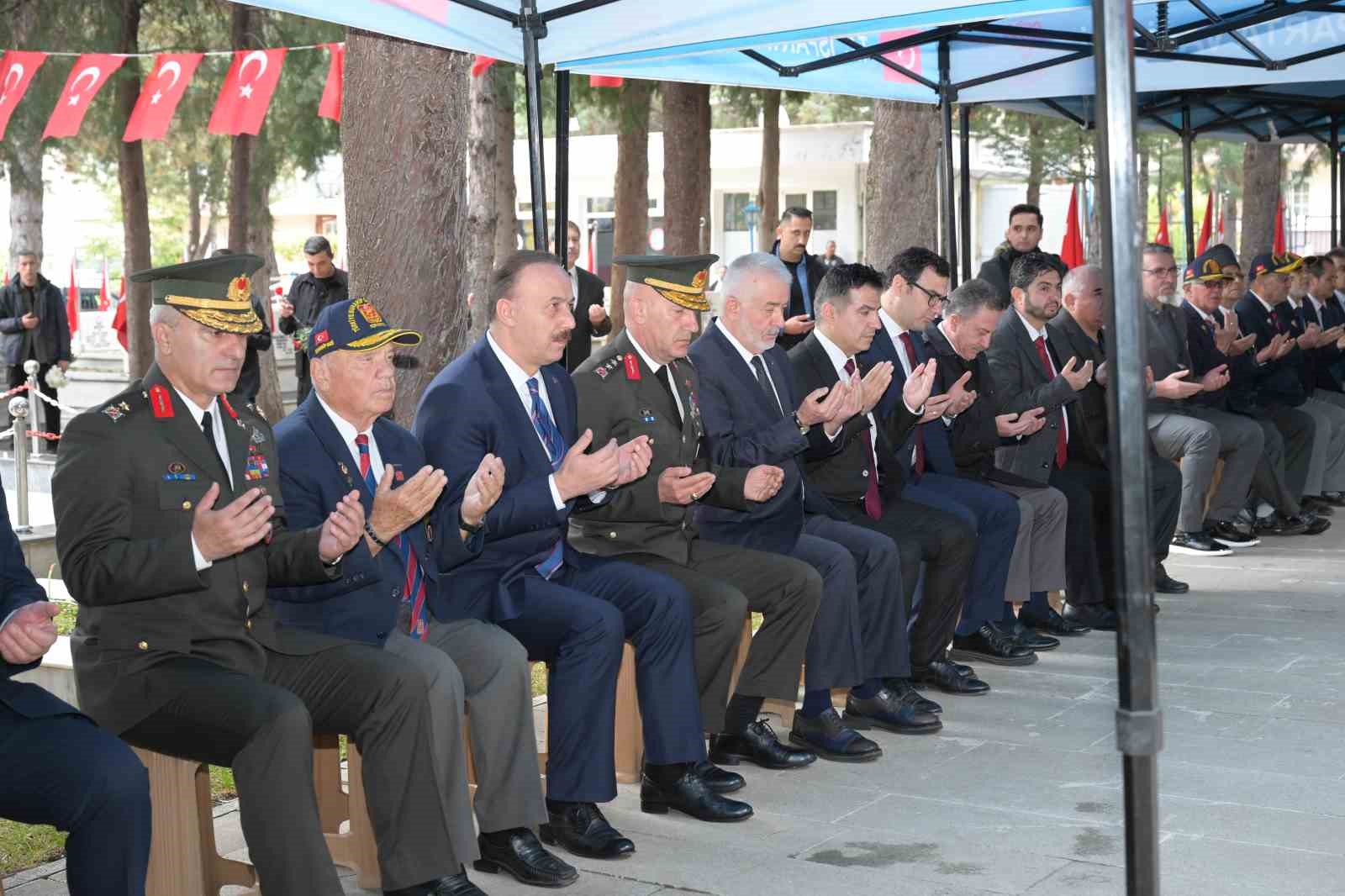 Isparta’da 29 Ekim Cumhuriyet Bayramı kutlamaları çelenk töreniyle başladı