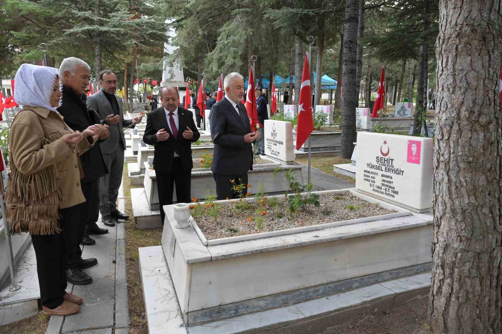 Isparta’da 29 Ekim Cumhuriyet Bayramı kutlamaları çelenk töreniyle başladı