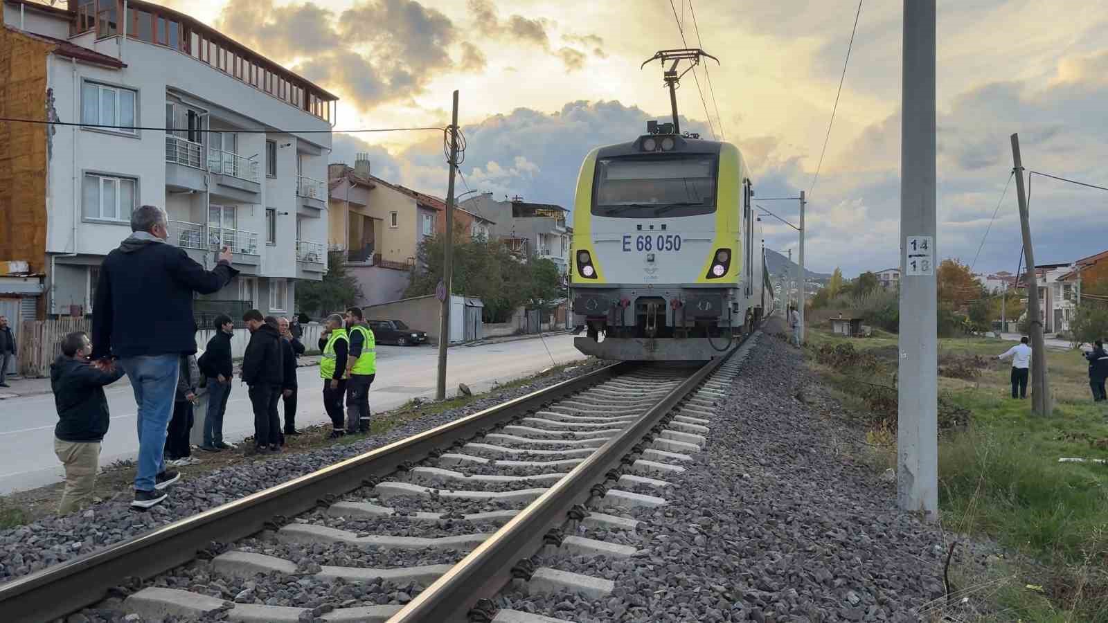 Kütahya’da trenin çarptığı genç hayatını kaybetti
