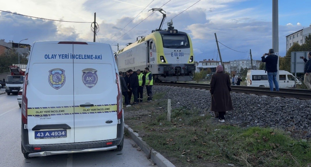 Kütahya’da trenin çarptığı genç hayatını kaybetti
