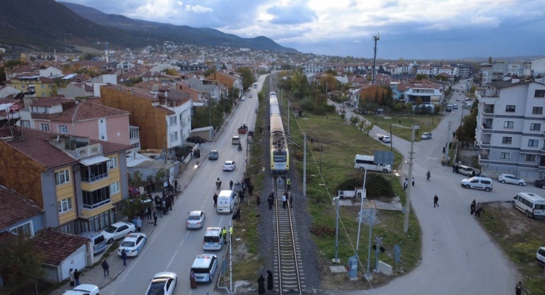 Kütahya’da trenin çarptığı genç hayatını kaybetti