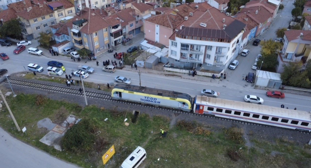 Kütahya’da trenin çarptığı genç hayatını kaybetti