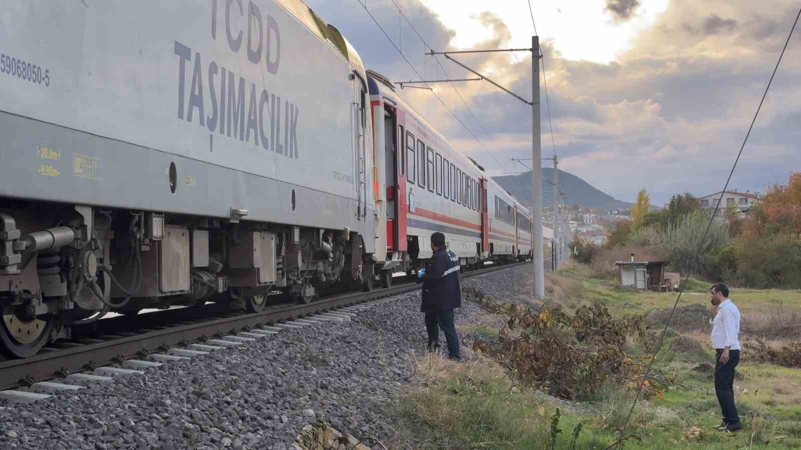 Kütahya’da trenin çarptığı genç hayatını kaybetti
