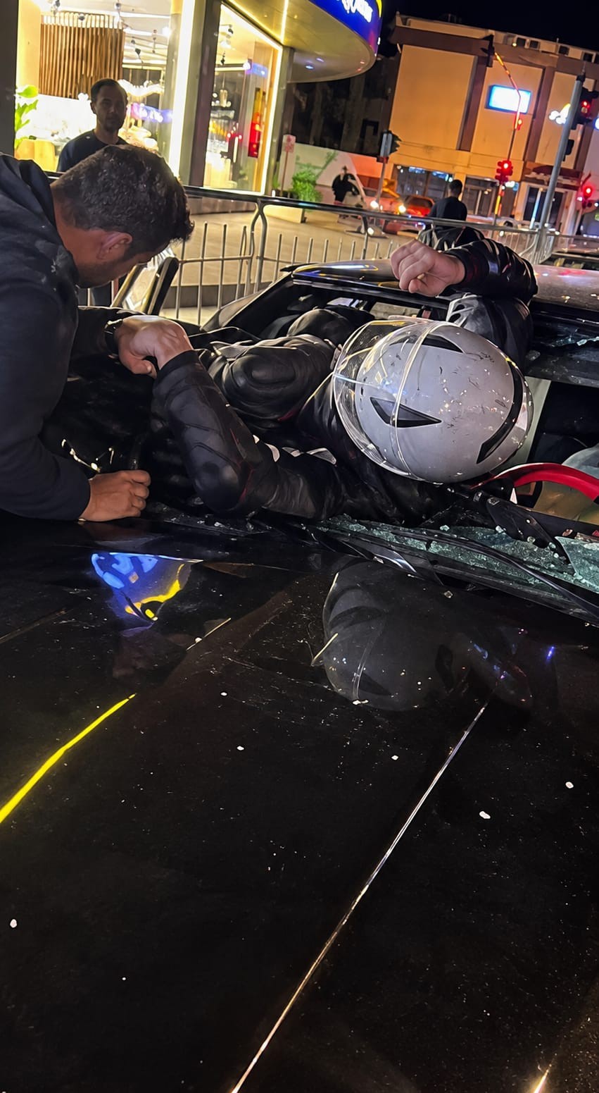 Otomobile çarpan motosiklet sürücüsü camdan içeri girdi