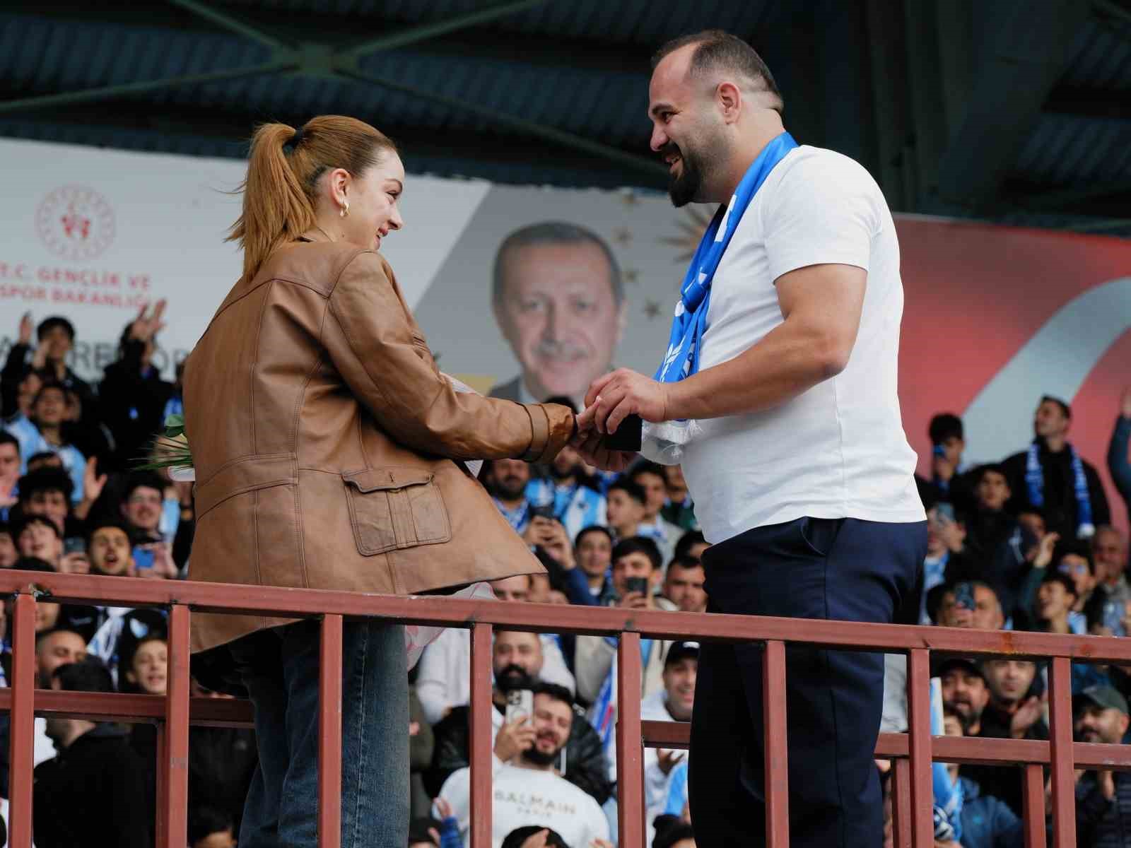 Stadyumda evlilik teklif etmişti, kız istemeye 60 meşaleyle gitti