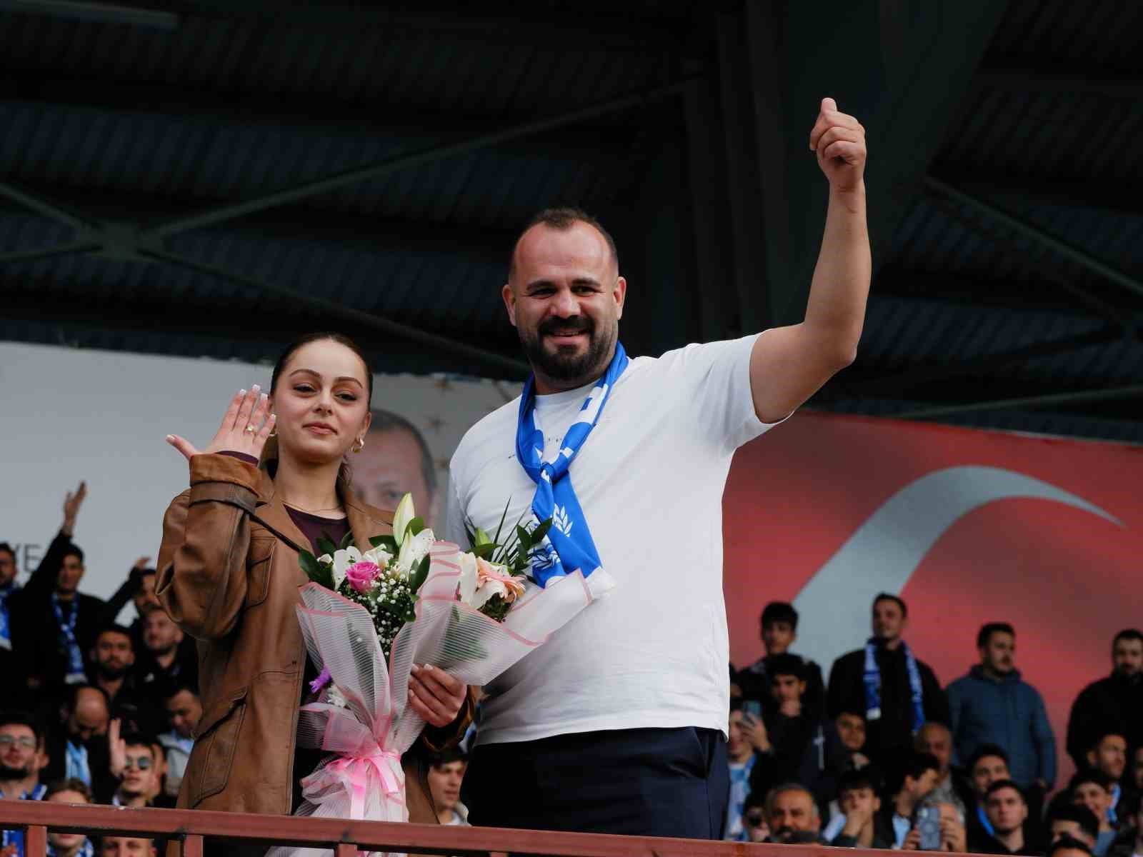Stadyumda evlilik teklif etmişti, kız istemeye 60 meşaleyle gitti