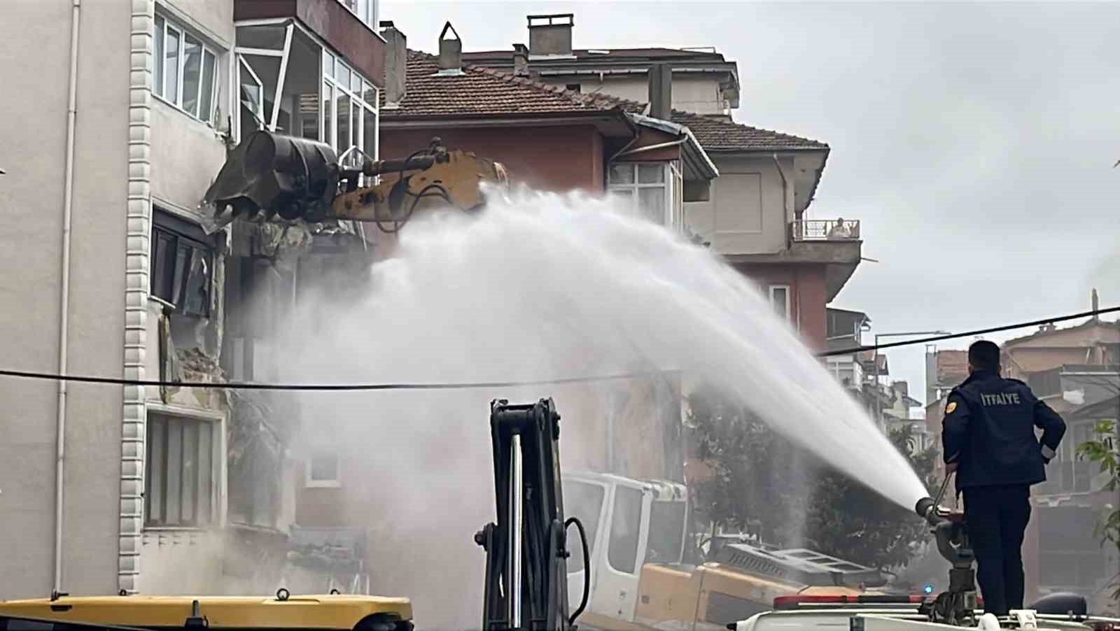 Zonguldak’ta çatlaklar nedeniyle boşaltılan 5 katlı binanın yıkımı başladı