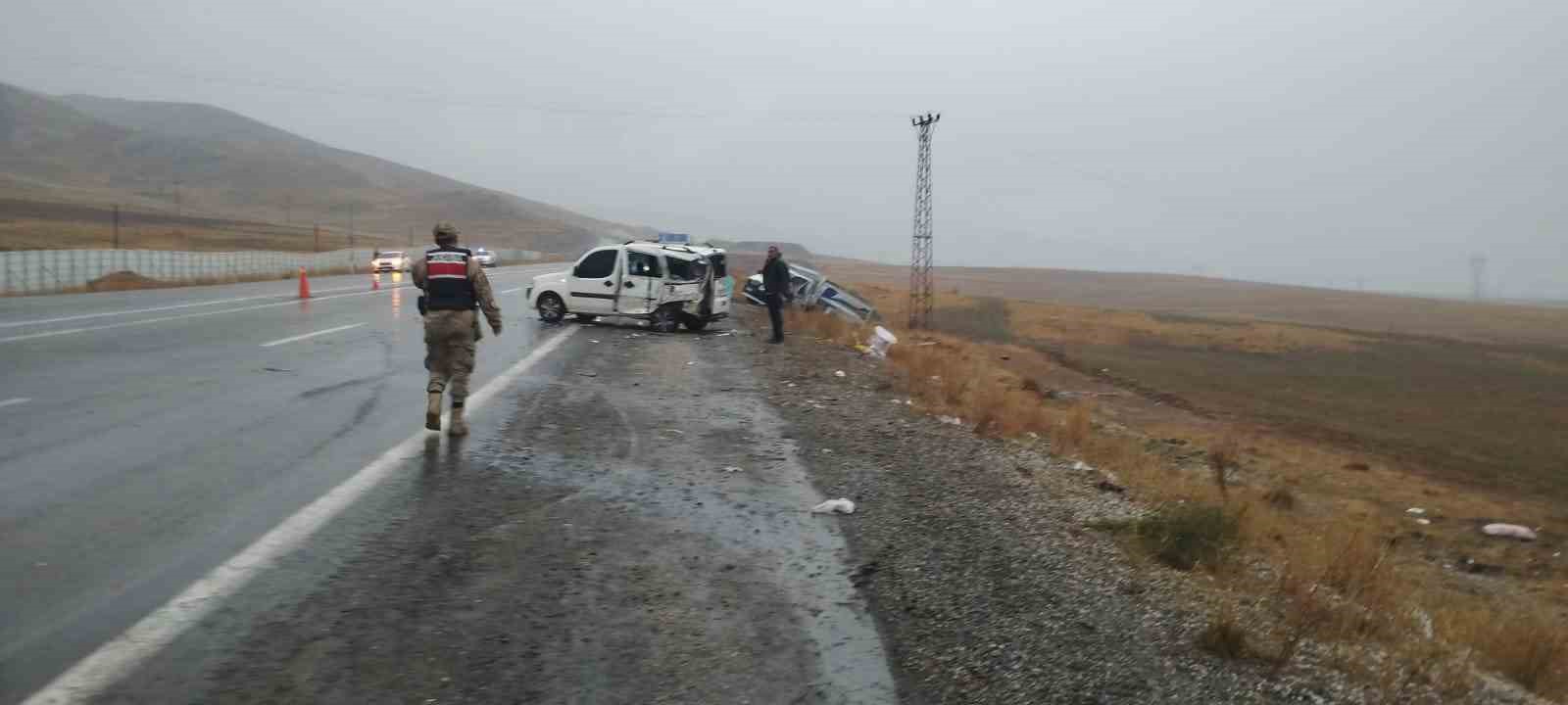 Van Başkale yolunda feci kaza: 12 yaralı