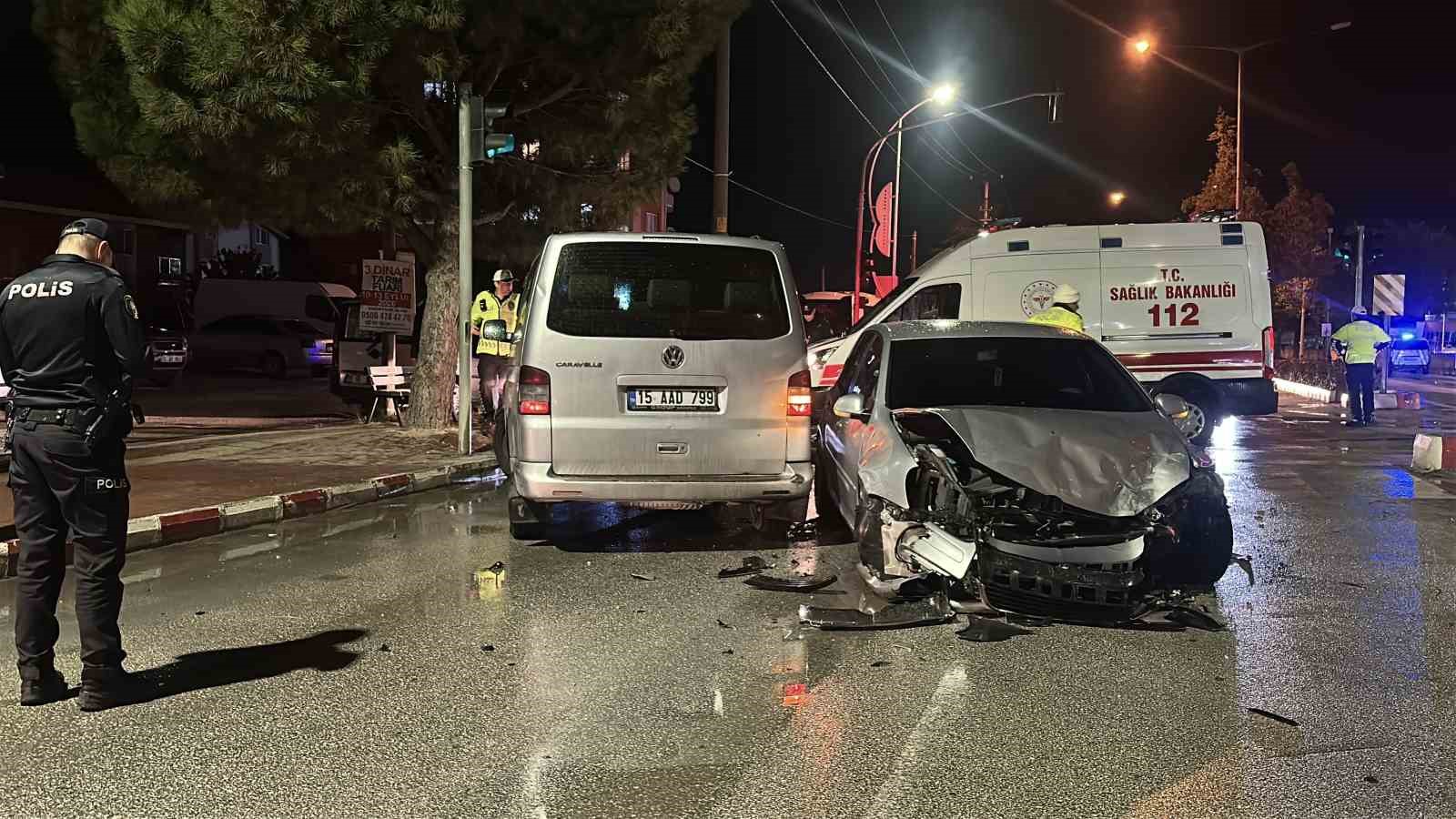 Burdur’da öğrenci servisi ile otomobil çarpıştı: 12 öğrenci hafif yaralı