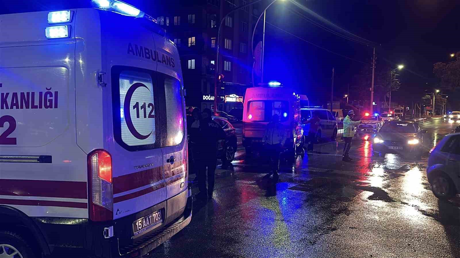 Burdur’da öğrenci servisi ile otomobil çarpıştı: 12 öğrenci hafif yaralı