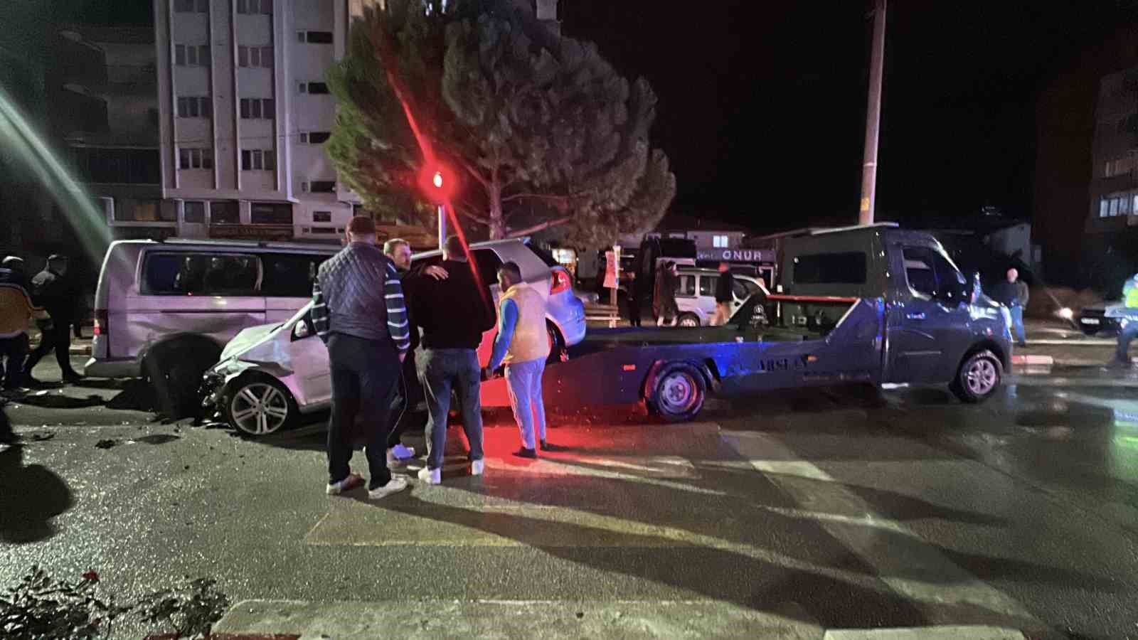 Burdur’da öğrenci servisi ile otomobil çarpıştı: 12 öğrenci hafif yaralı