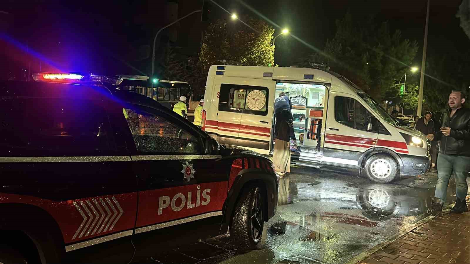 Burdur’da öğrenci servisi ile otomobil çarpıştı: 12 öğrenci hafif yaralı