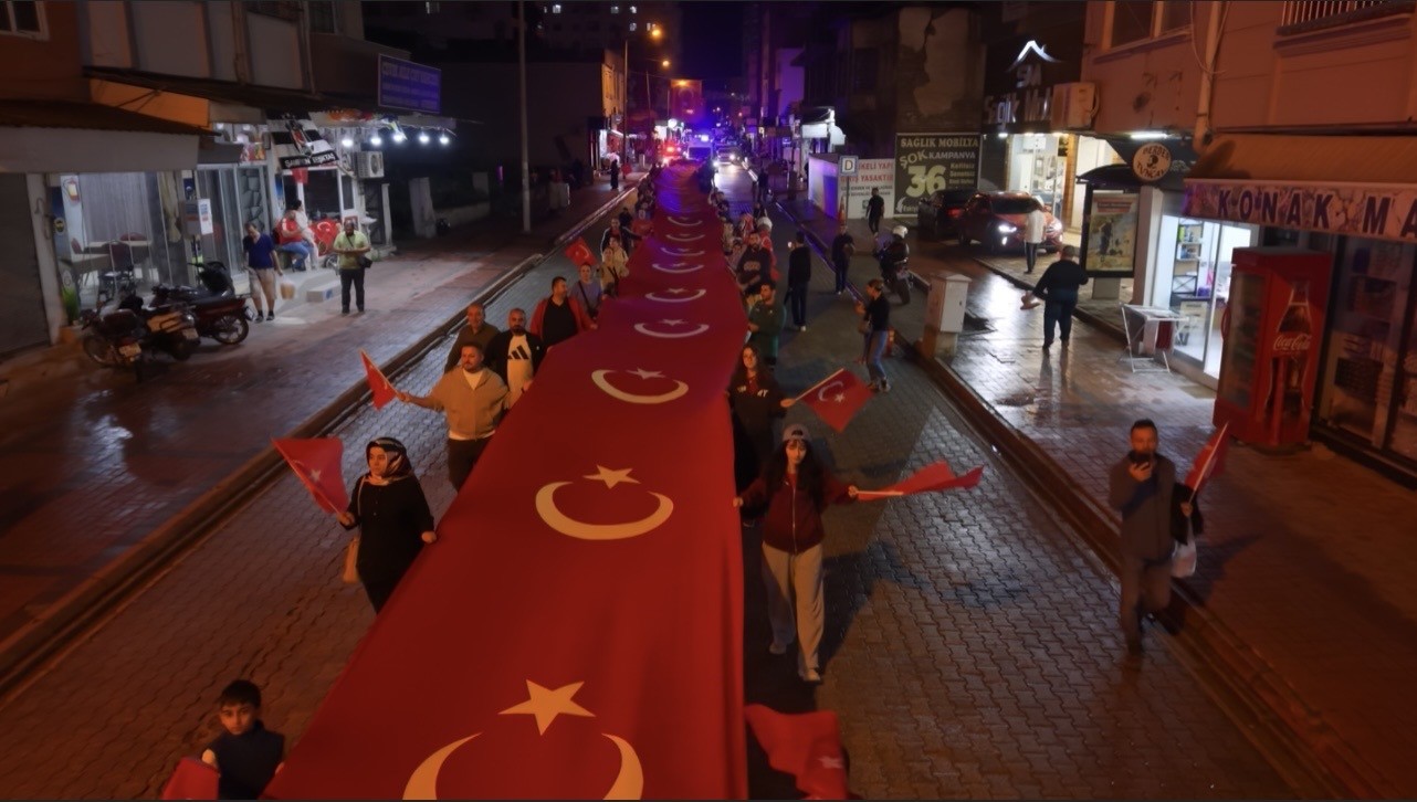 Osmaniye’de Cumhuriyet’in 103. yılı 103 metrelik Türk bayrağıyla kutlandı