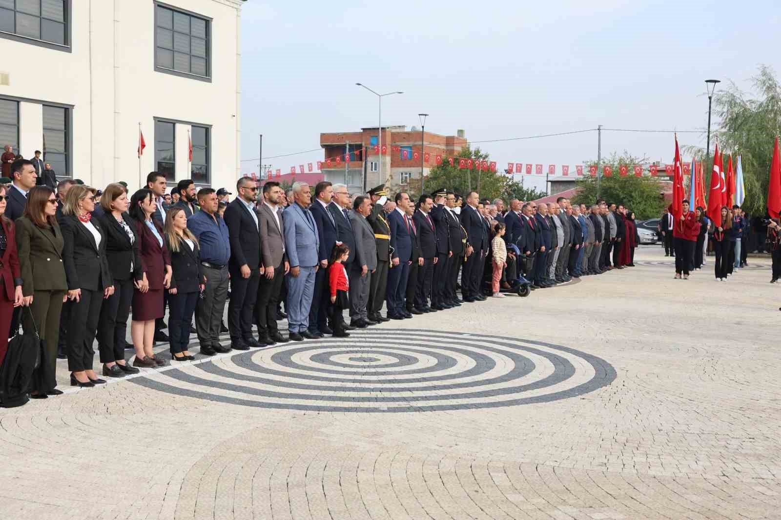 Iğdır’da 29 Ekim Cumhuriyet Bayramı kutlamaları çelenk sunma töreniyle başladı