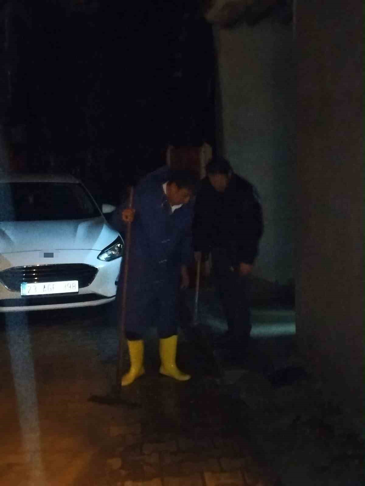 Sel felaketini yaşayan Yurtbaşı’nda Başkan Doğan ekiplerin başında sahaya indi